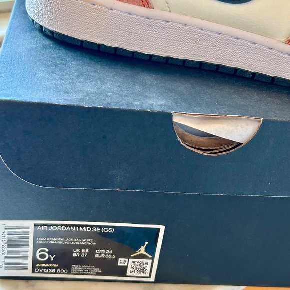 Big Kids Jordan’s SZ 6 - Picture 3 of 6